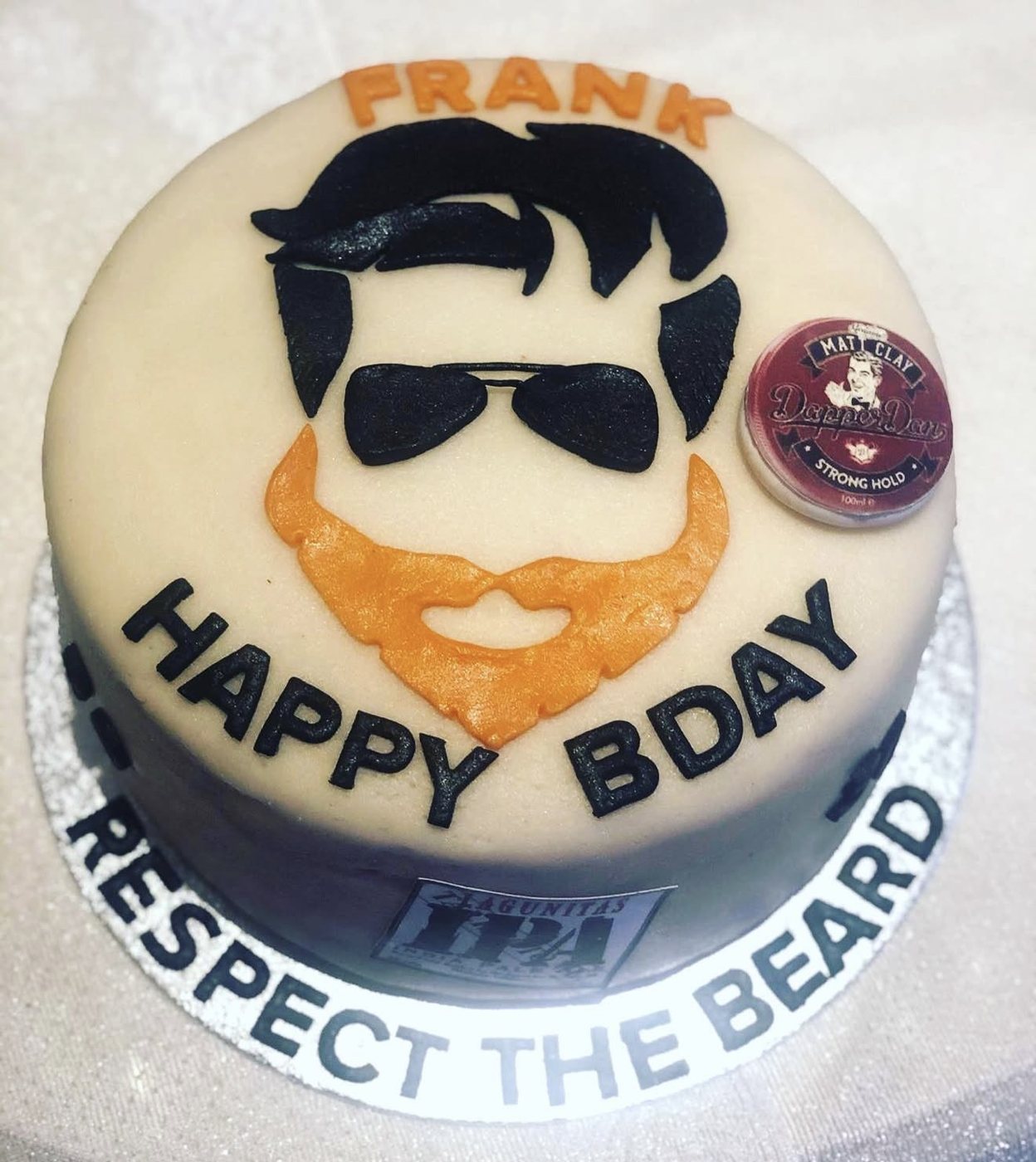 Taart met baard en zonnebril en de tekst respect the beard