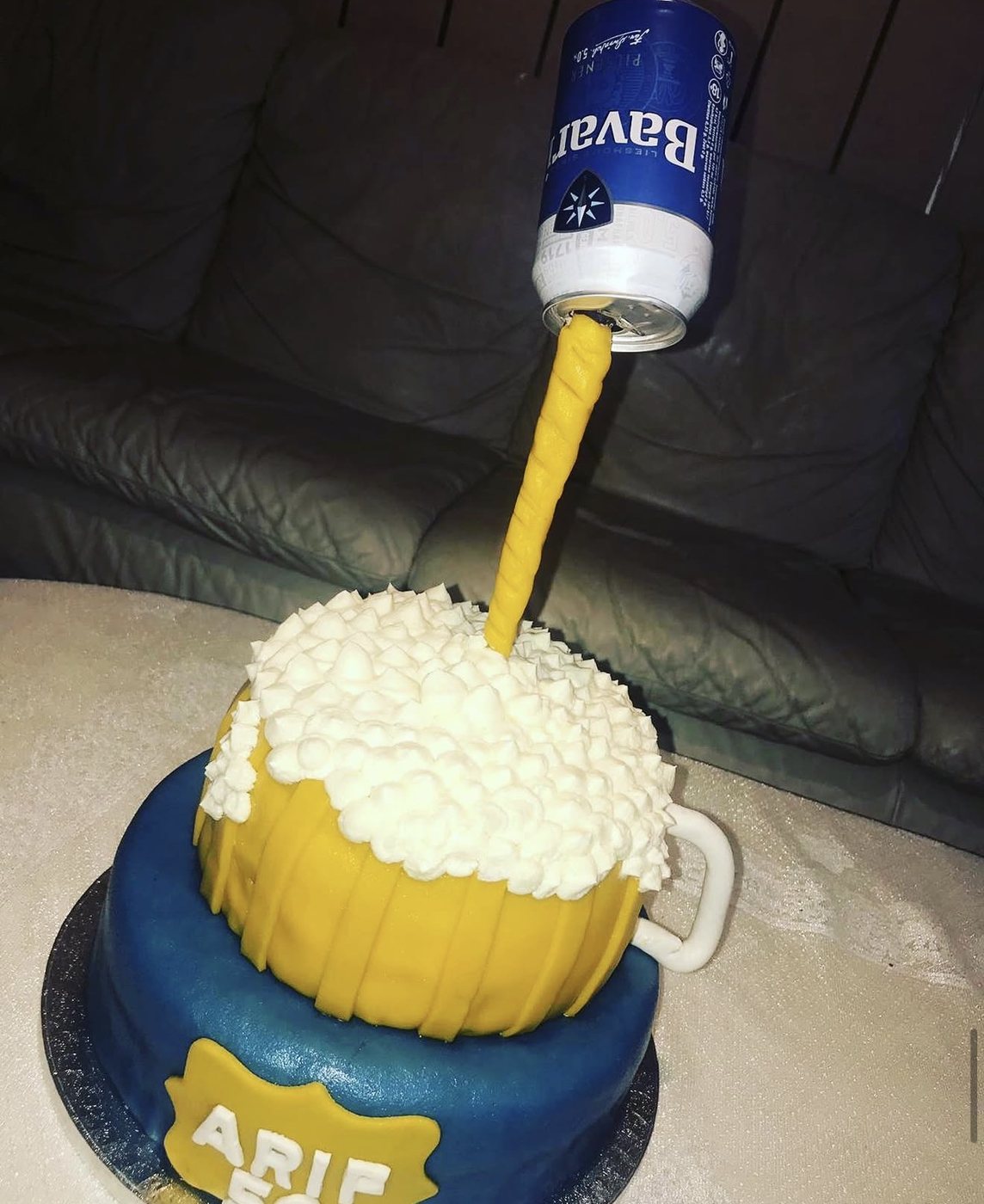 Taart in de vorm van een bierpul met een zwevend blikje